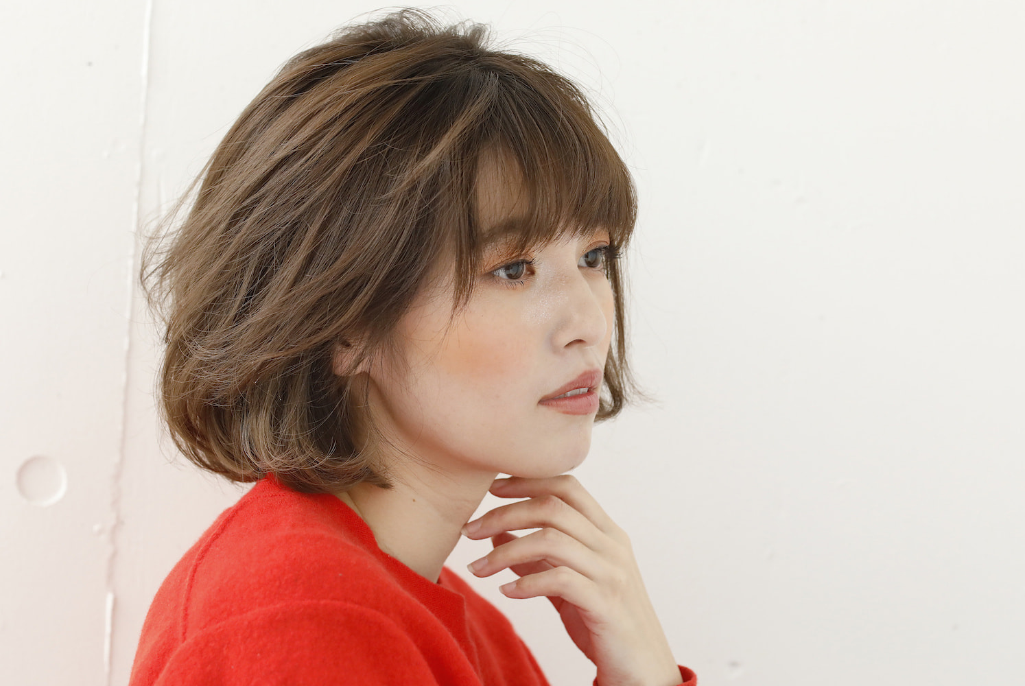ふんわりミニボブの女性（横顔）