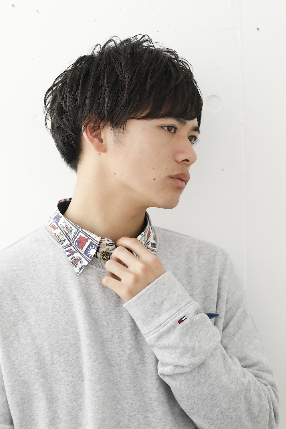 フラッフィショートヘアの男性