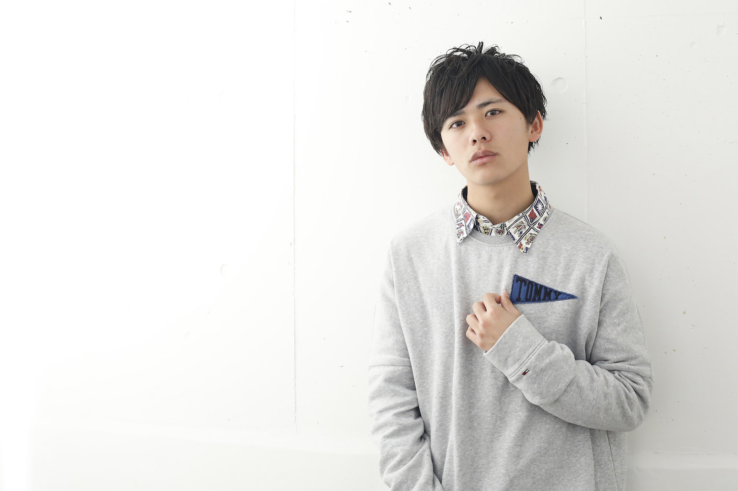 フラッフィーショートヘアの男性（引き撮り）