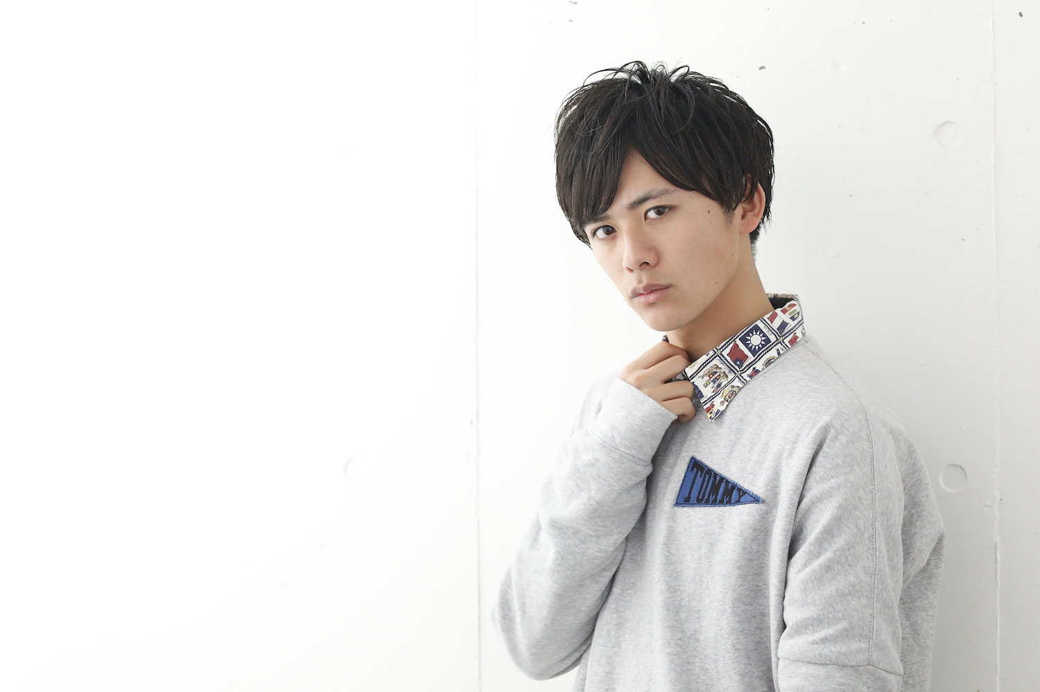 フラッフィーショートヘアの男性（横向き）