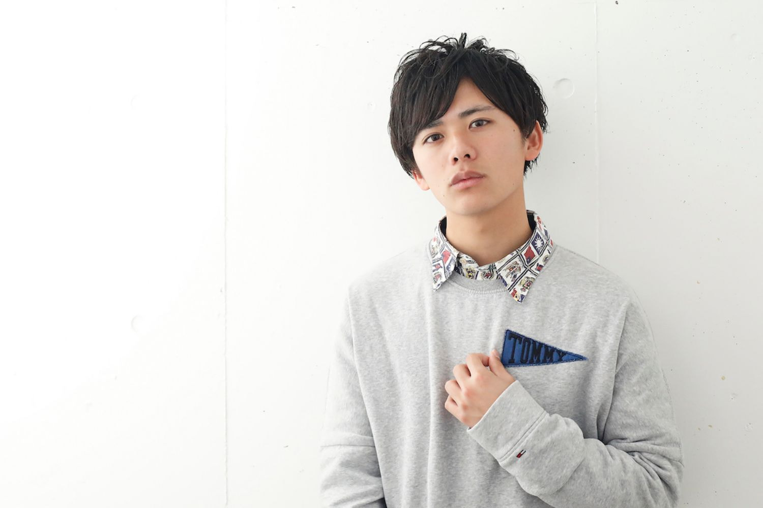 フラッフィーショートヘアの男性