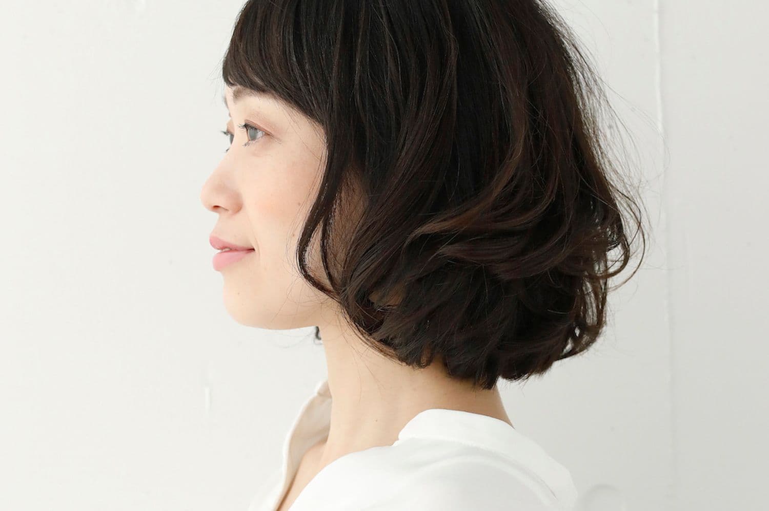 パーマのあるボブスタイルの女性（ズーム）