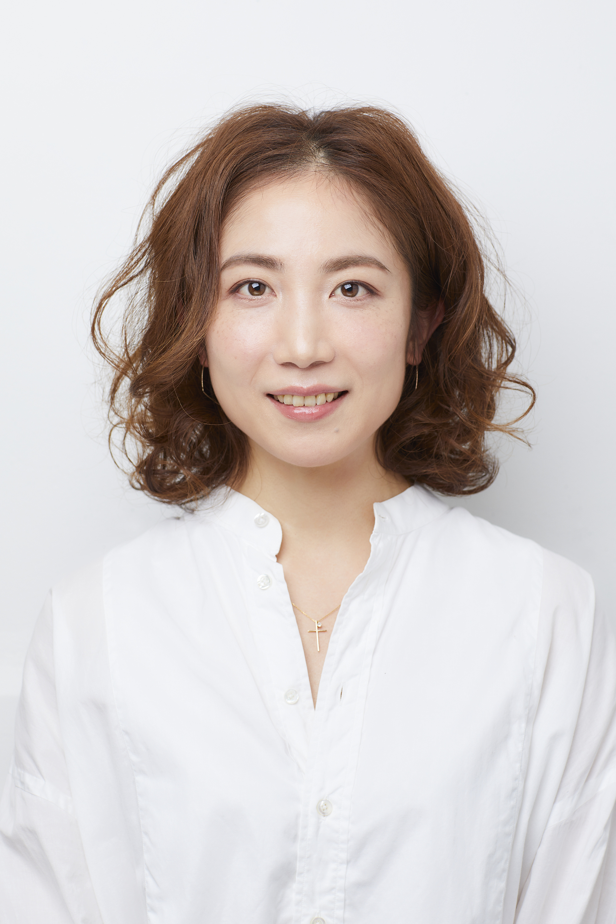 大人のこなれ感あるナチュラルフェミニンの女性（正面）