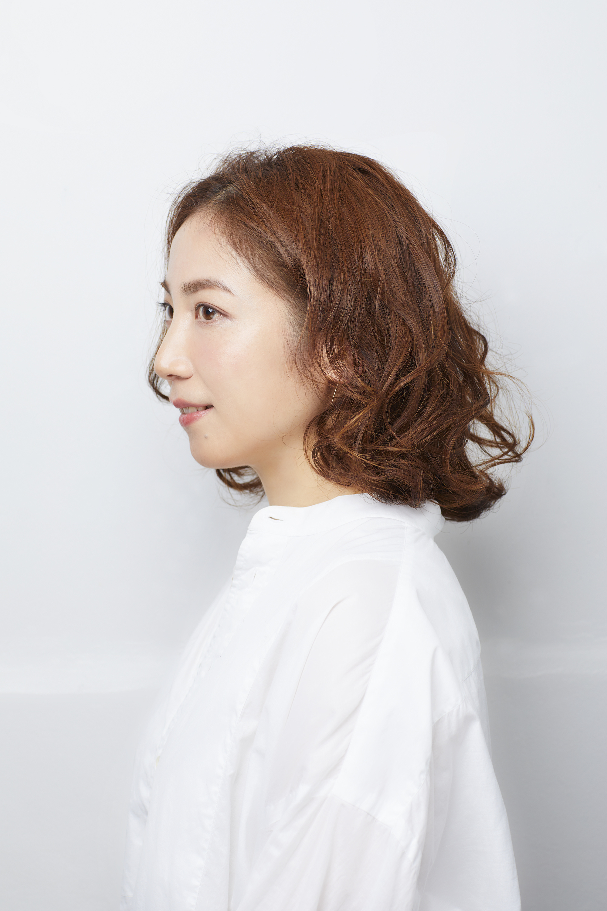 大人のこなれ感あるナチュラルフェミニンの女性（左顔）