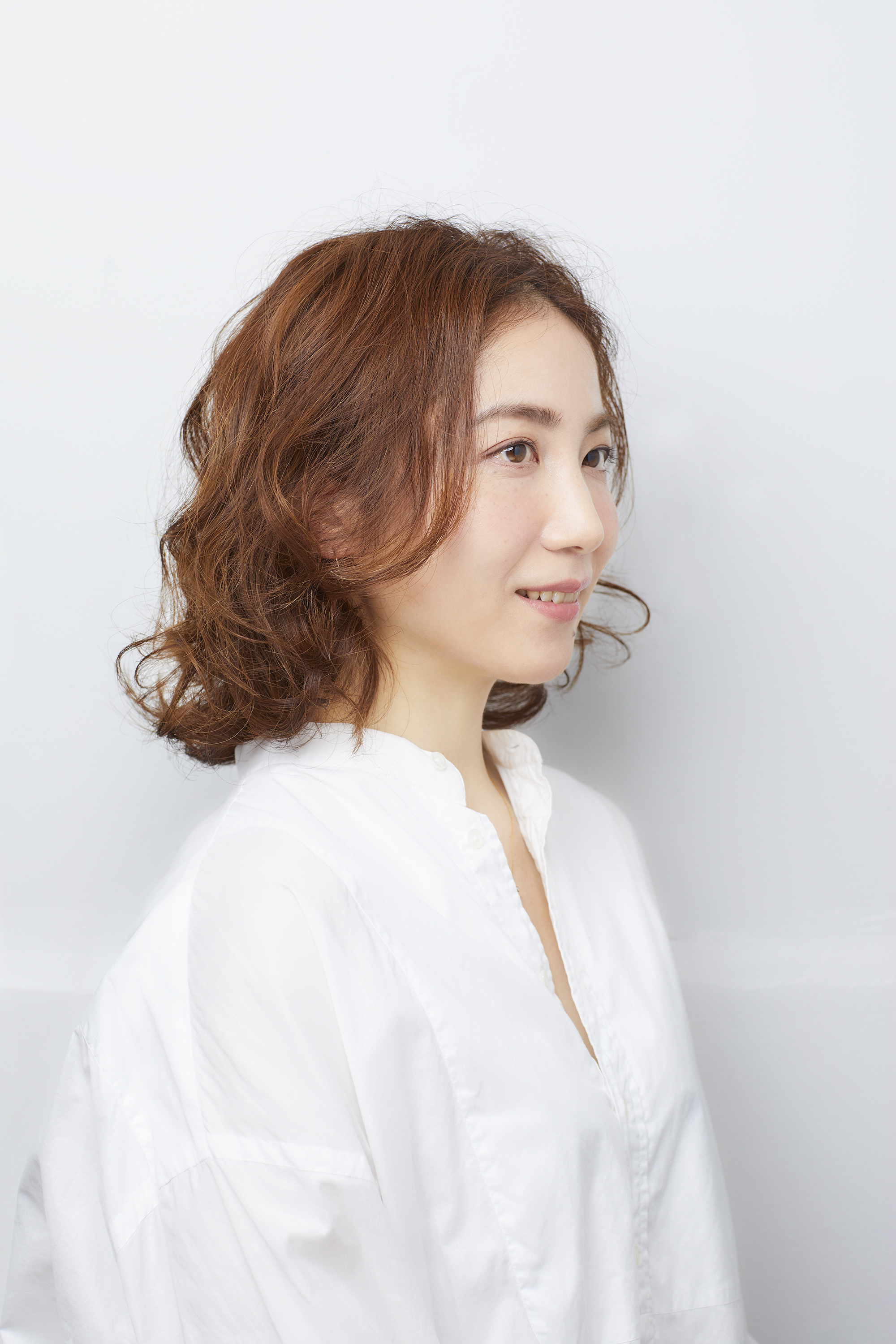 大人のこなれ感あるナチュラルフェミニンの女性（右顔）