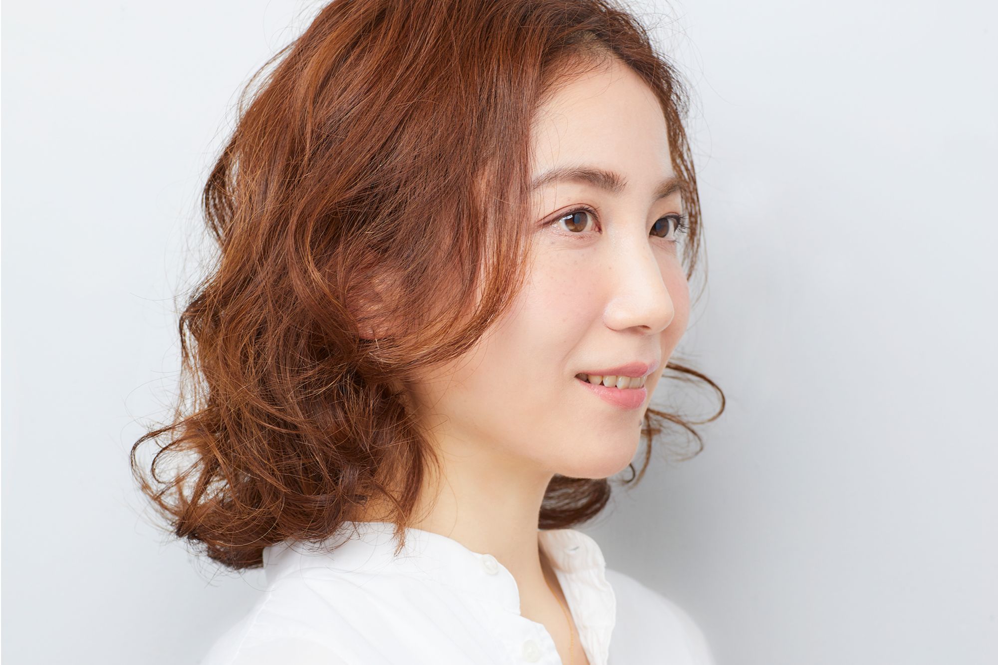 大人のおしゃれなナチュラルフェミニンの女性