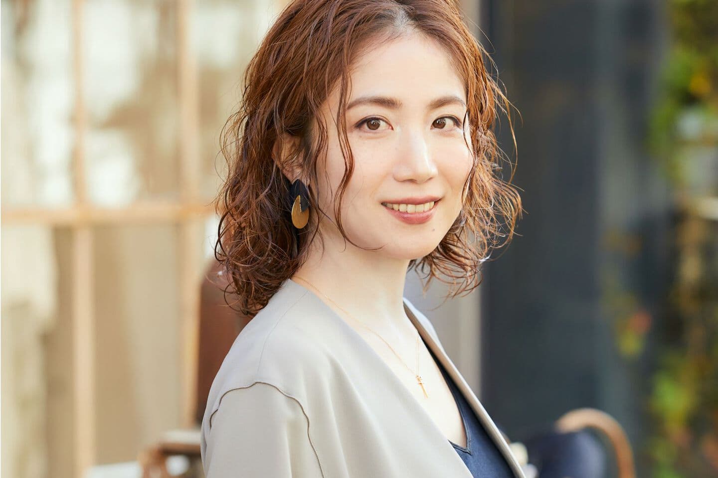 ウェーブの強いクールなツヤ髪スタイル