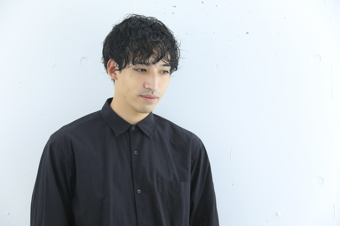 メンズ強めパーマ、ウェットな刈り上げスタイル