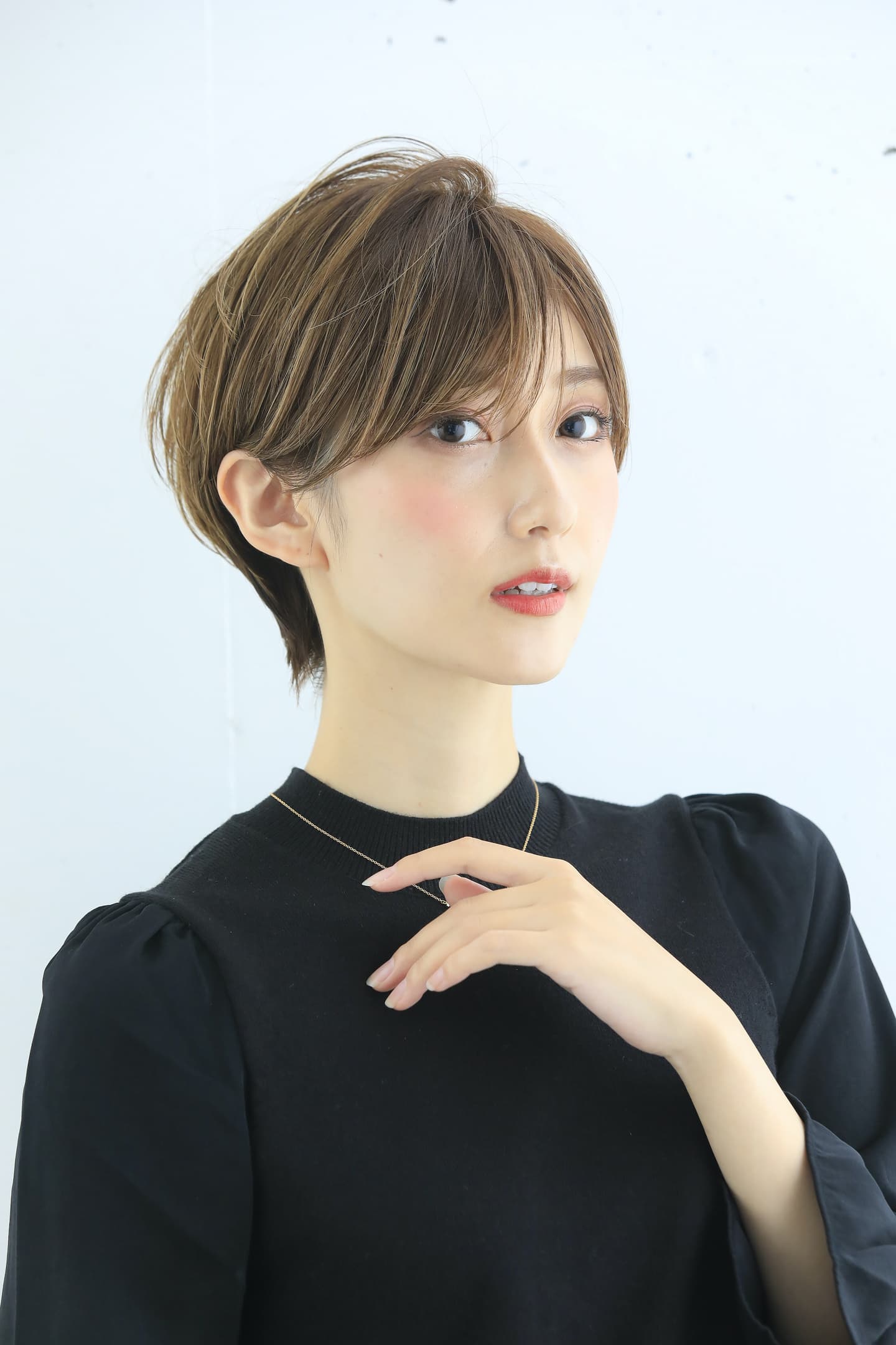 耳出しショートヘアの女性（斜め）