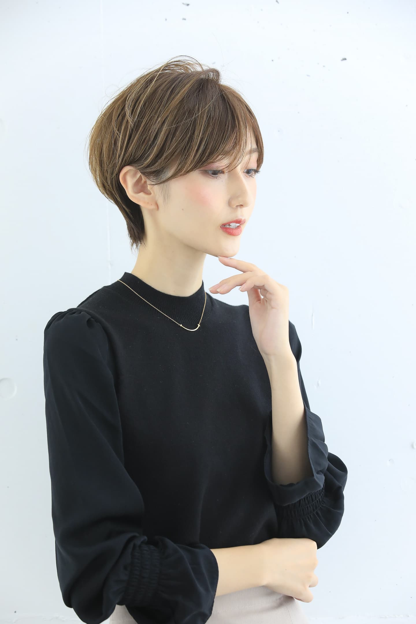 耳出しショートヘアの女性（横向き）